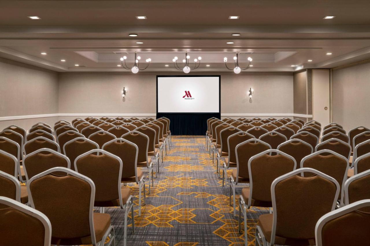 Visalia Marriott At The Convention Center Hotel Exterior photo